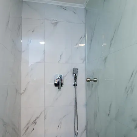 Mr & Mrs K Lofts Потос