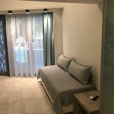 Mr & Mrs K Lofts Потос