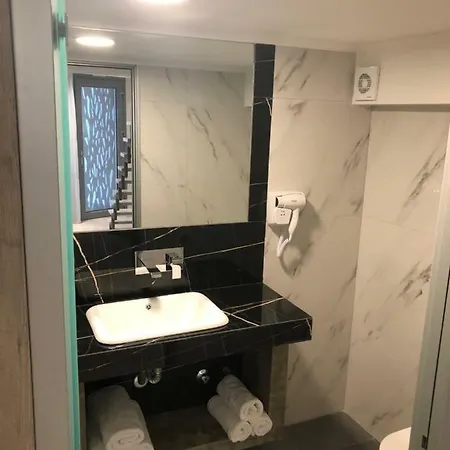 Mr & Mrs K Lofts * Потос