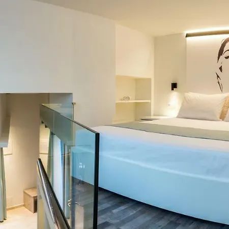 Mr & Mrs K Lofts Потос