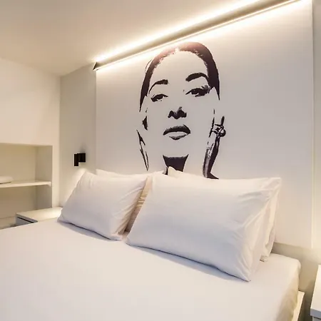 Mr & Mrs K Lofts Потос